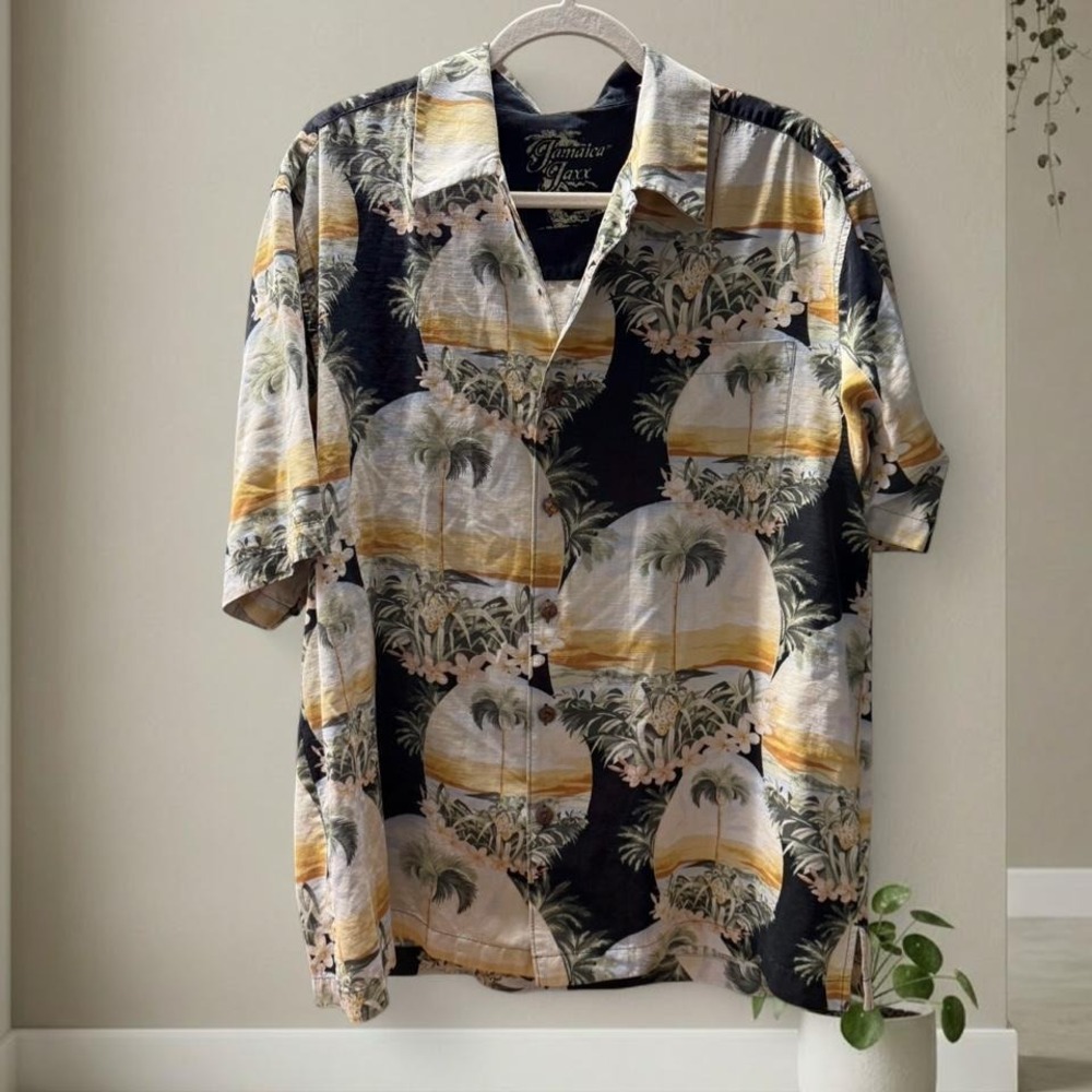 Jamaica jaxx Hawaiian shirt with palm trees and flowers. Size: L